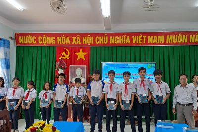 Trao quà cho học sinh có hoàn cảnh khó khăn